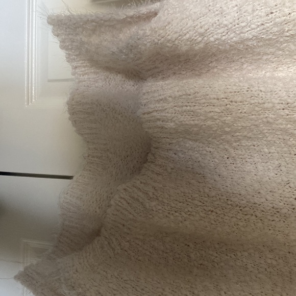 Cream colored sweater - Picture 5 of 5